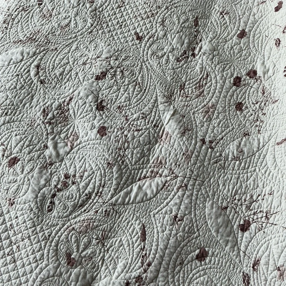 Elegant Floral Quilt - Cream